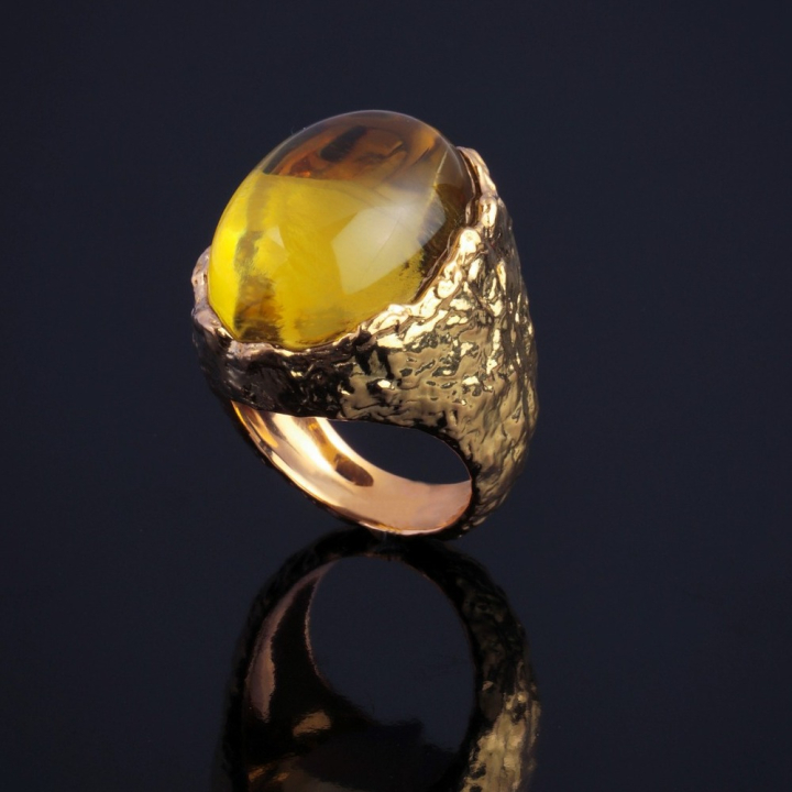 Afrodite, Anello con pietra di colore